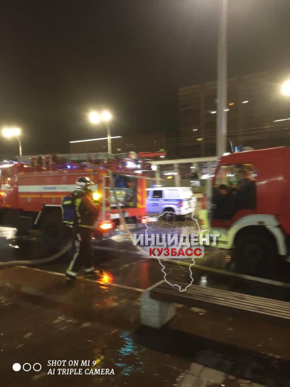 Сегодня утром в Кемерово загорелся суши-бар.