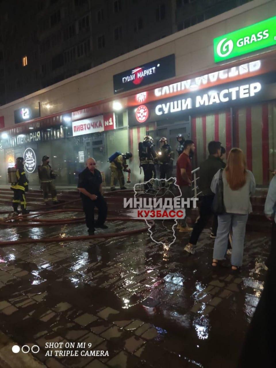Сегодня утром в Кемерово загорелся суши-бар.