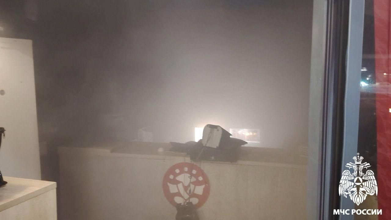 Сегодня утром в Кемерово загорелся суши-бар.
