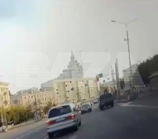 Опубликовано видео попадания беспилотника в жилой дом в Воронеже. Во время...