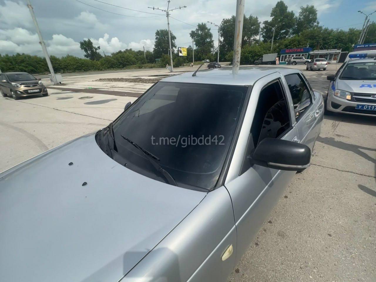 В Ленинске-Кузнецком автоинспекторы остановили «Ладу Приору» с чрезмерно тонированными передними боковыми стеклами.