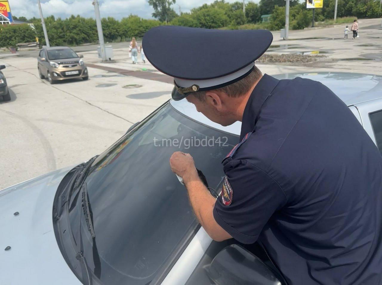 В Ленинске-Кузнецком автоинспекторы остановили «Ладу Приору» с чрезмерно тонированными передними боковыми стеклами.