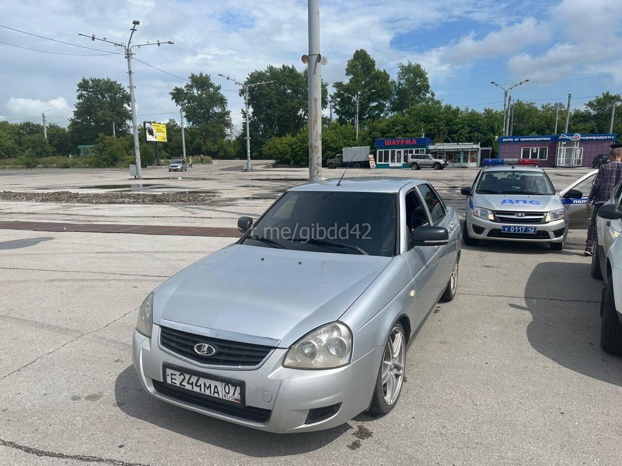 В Ленинске-Кузнецком автоинспекторы остановили «Ладу Приору» с чрезмерно тонированными передними боковыми стеклами.