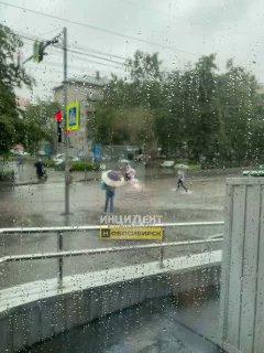 Потоки воды в Новосибирске настолько суровы, что смывает детей 🌇 Источник: ЧП...