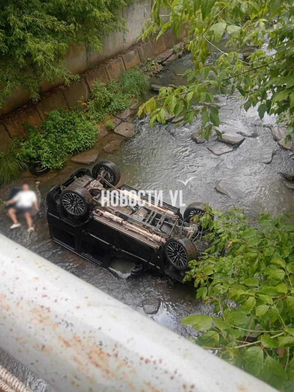 🚘 На Второй речке в реку упал Гелик.
