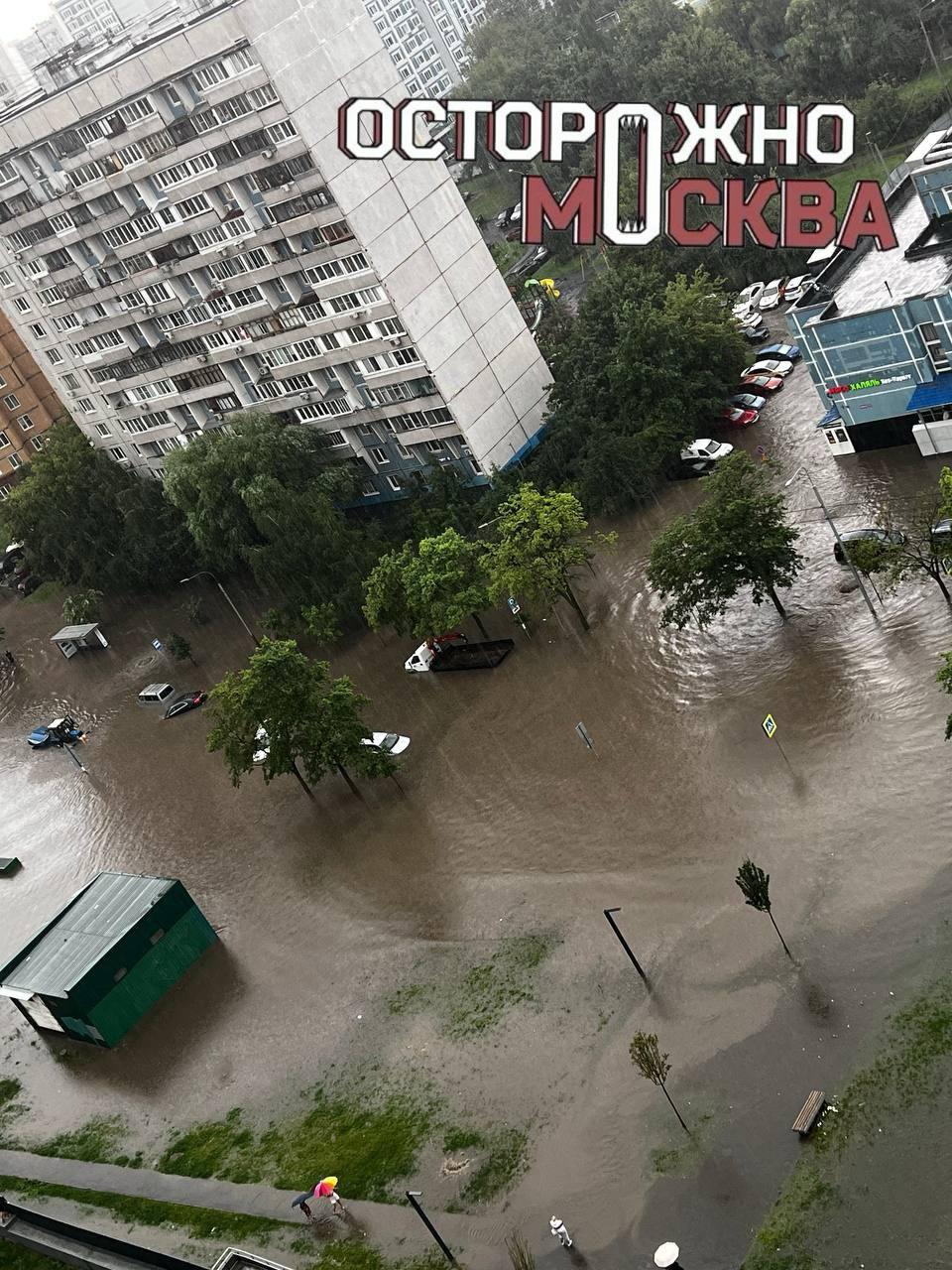 Сильный ливень затопил улицу рядом с ЖК на севере Москвы. Из-за непогоды...