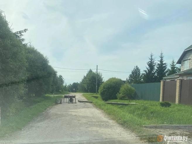 о района больше двух суток живут с перебоями электричества после урагана и...