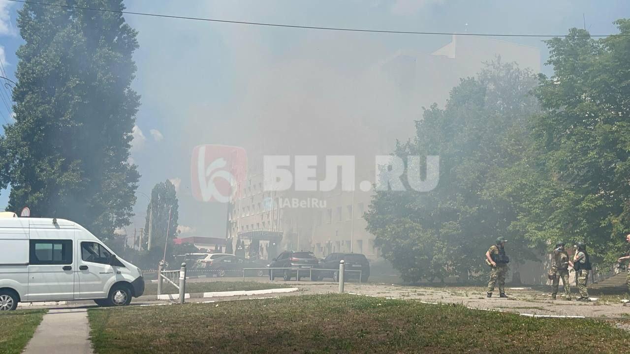 Беспилотники ВСУ атаковали здание Октябрьского суда Белгорода.