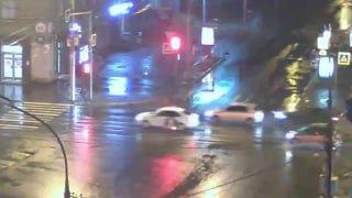 Водитель Honda Accord этой ночью пошел на таран светофора на перекрестке...