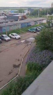 Сотрудник шиномонтажа устроил туалет во дворе на Водопьянова. Жители дома № 5...