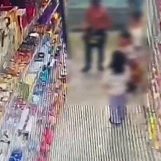 Обнаженный брянец зашел в супермаркет и украл шоколадки на 13 тысяч рублей....