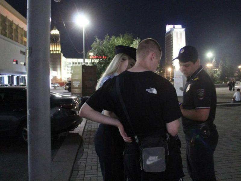 В Красноярске полицейские выявляют подростков до 16 лет, которые гуляют на...