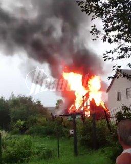 В Московской области после ударов молний загорелось два частных дома