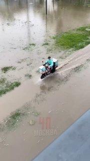 Потоп — потопом, но заказы доставить нужно. Курьер года найден в Москве...