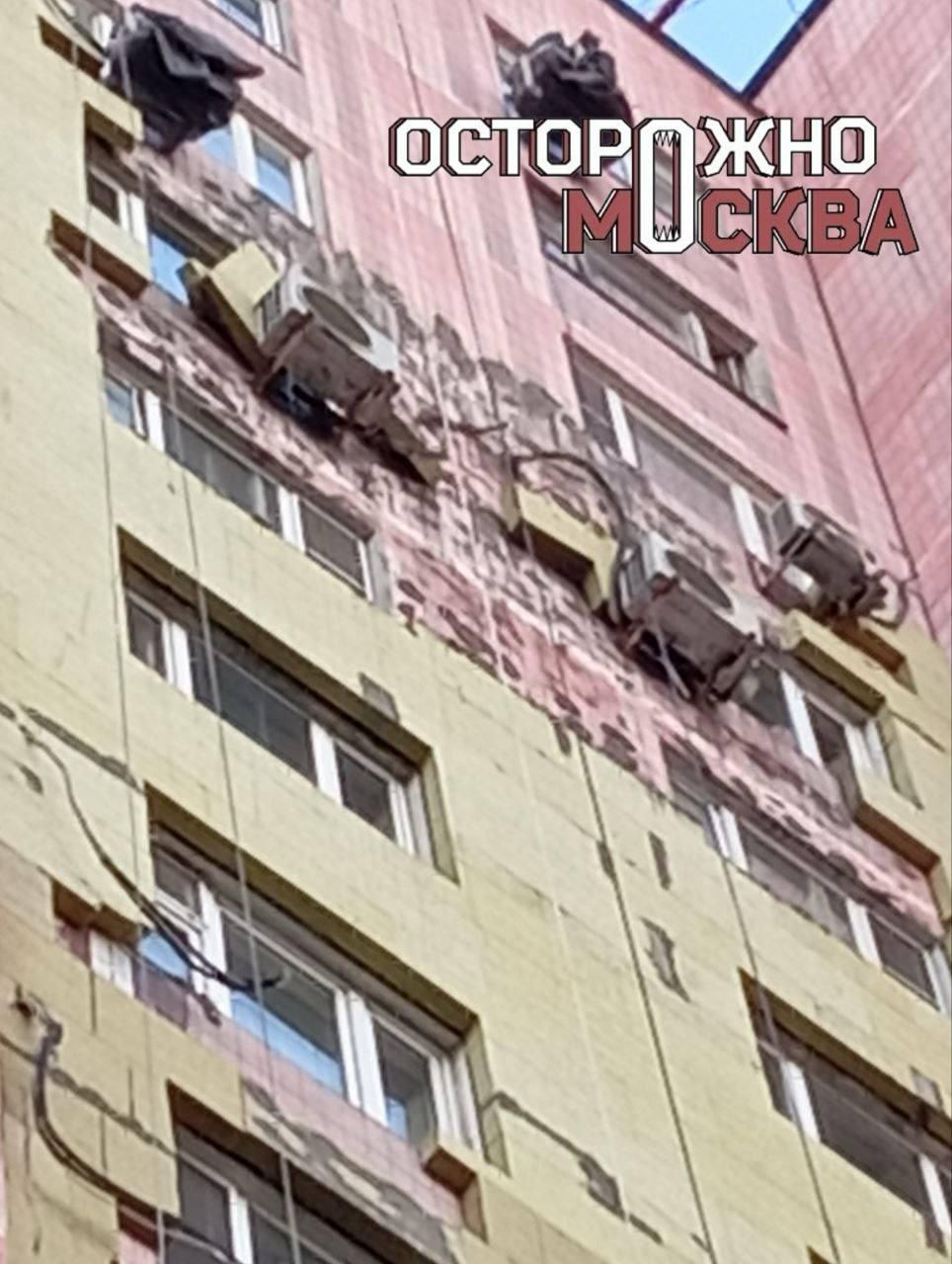 «Вот это вот все к нам сейчас прилетело». Фасад из минеральной ваты рухнул с...