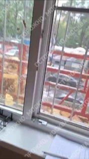 «Вот это вот все к нам сейчас прилетело». Фасад из минеральной ваты рухнул с...