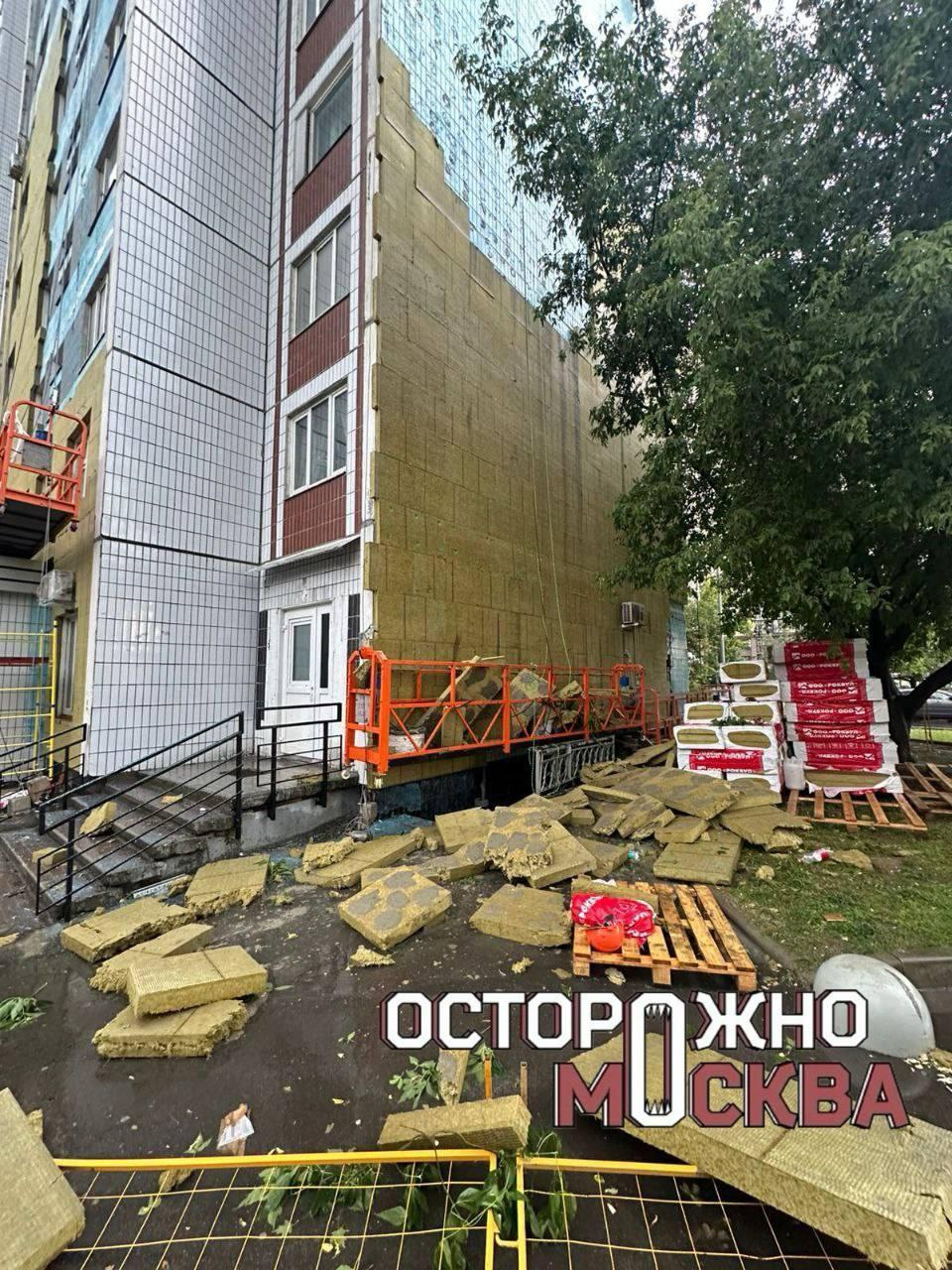 «Вот это вот все к нам сейчас прилетело». Фасад из минеральной ваты рухнул с...