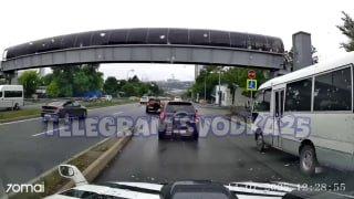 🗣Во Владивостоке на Чуркине водитель седана вылетел с дороги и едва не снес...