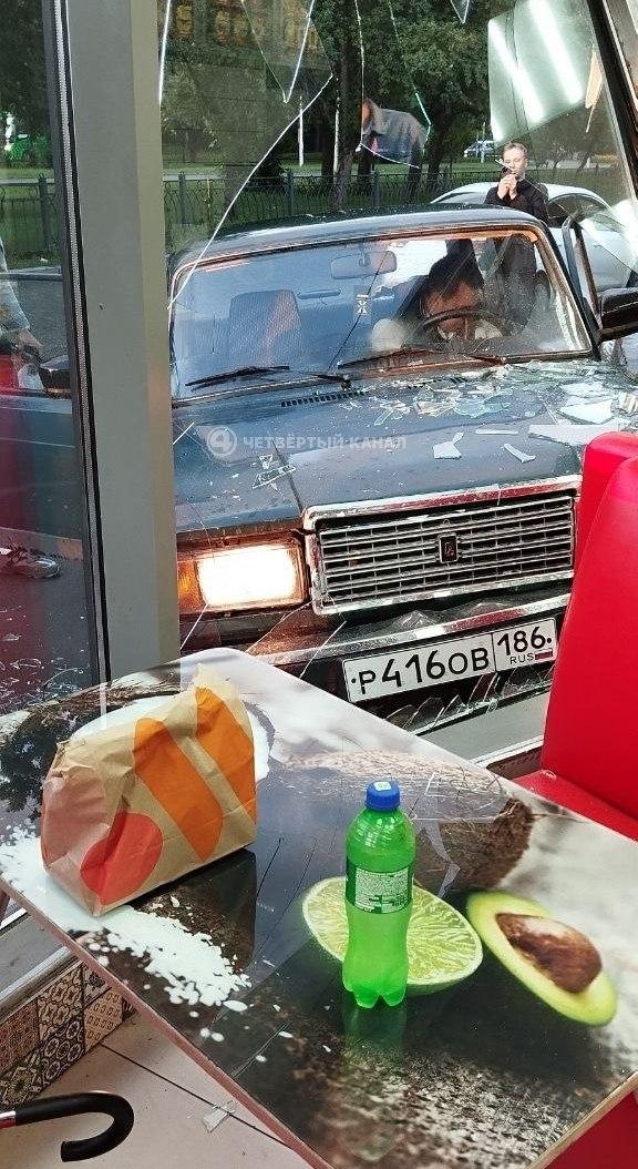 Машина врезалась в здание закусочной на конечной остановке троллейбуса №37