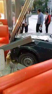 Машина врезалась в здание закусочной на конечной остановке троллейбуса №37