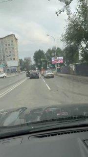 Двое пацанчиков на Ешке с госномером Р 914 НЕ 186 напали на молодого водителя ВАЗа на Никитина за то, что он ранее не пропустил их в потоке. Парню разбили нос и нанесли несколько ударов по голове