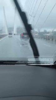 🌁На Золотом мосту в сторону центра сильно размыло асфальт, в некоторых местах...