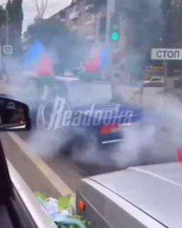 Лихачи с флагами Азербайджана устроили дрифт-шоу в Саратове