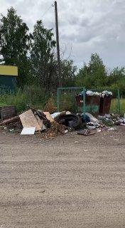 Уже целую неделю мусорные баки переполнены, а отходы медленно захватывают территорию в районе Нефтебазы!