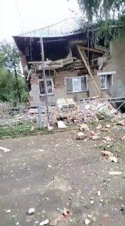 Взрыв произошёл на втором этаже дома №11 в посёлке Красный Яр. По словам подписчика, дома газифицирован, что могло стать причиной ЧП.
