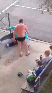 В деревне Кипень пьяный мужчина в одних трусах по имени Андрей избил женщину....