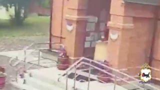 В Иркутске священнослужитель поблагодарил полицейских за возврат похищенной иконы 19 века