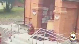 Воровка в шляпке украла икону XIX века в Иркутске. Батюшка храма по улице...