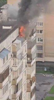 Водитель сбил курьера, засмотревшись на пожар в многоэтажке, возникший от...