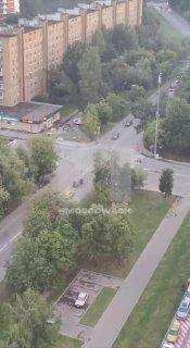 Водитель сбил курьера, засмотревшись на пожар в многоэтажке, возникший от...