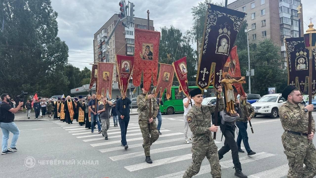 Прямо сейчас в Екатеринбурге проходит малый крестный ход