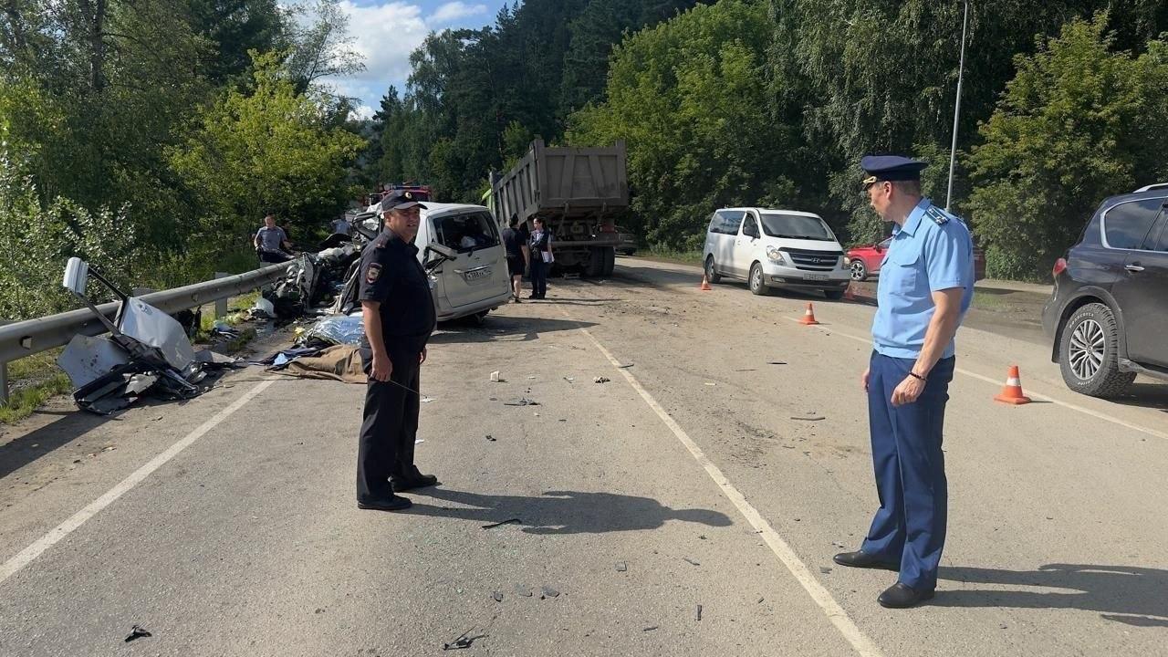 В страшной аварии на Алтае погибли две женщины и 13-летний мальчик из...