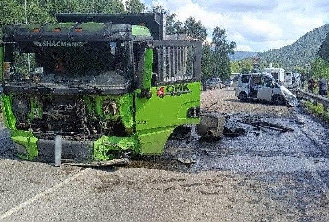 В страшной аварии на Алтае погибли две женщины и 13-летний мальчик из...