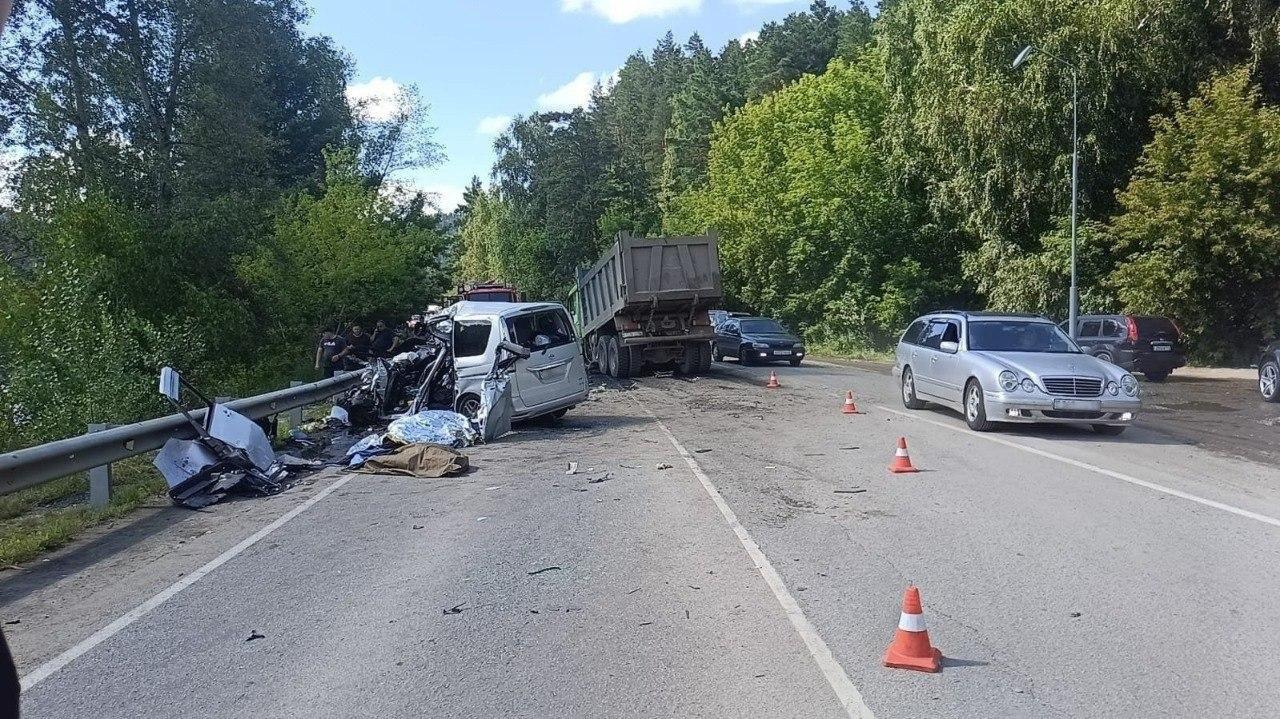В страшной аварии на Алтае погибли две женщины и 13-летний мальчик из...