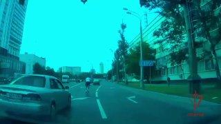 На северо-западе Москвы велосипедист попал под машину.