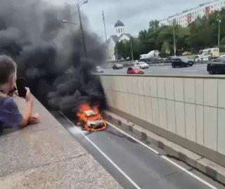 На Звенигородском шоссе сгорел автомобиль Машину спасти не удалось 🇷🇺...