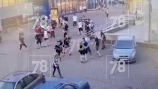 Массовая драка с перестрелкой пиротехникой произошла в Выборгском районе Две...