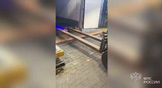 Крупнейшую партию наркоты на 12 млрд рублей нашли в порту Питера — 820 кг запрещёнки были спрятаны среди бананов.