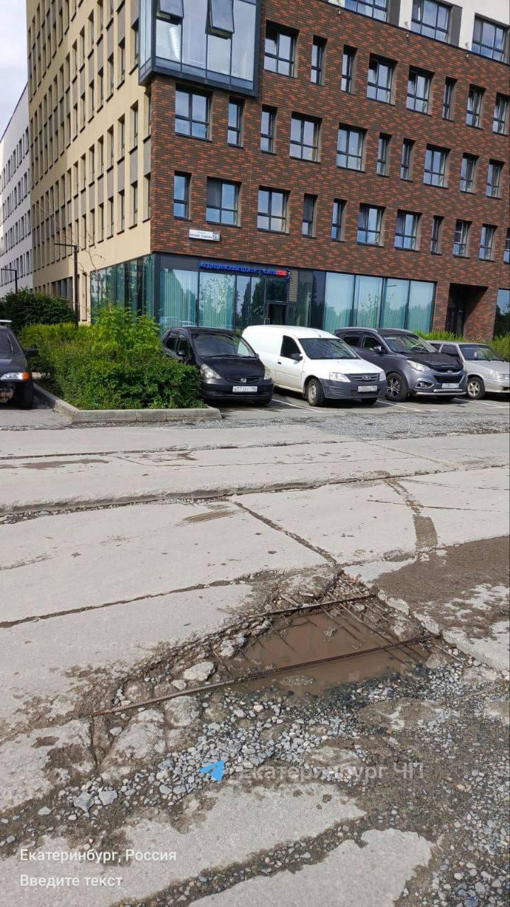 Опасная дорога в Академическом: бетонные плиты с торчащей арматурой