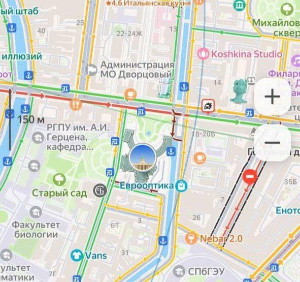 Напротив метро «Невский проспект» мотоциклист протаранил ограждение