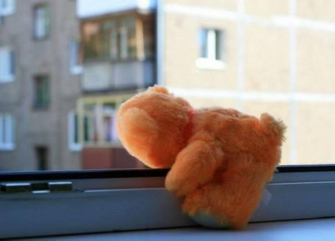 🚑В Приморье годовалый ребёнок оперся на москитную сетку и выпал из окна.