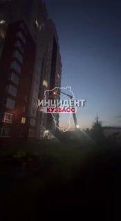 В Кемерово мужчину вчера пришлось спасателям снимать с карниза 7 этажа, По...