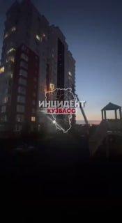 В Кемерово мужчину вчера пришлось спасателям снимать с карниза 7 этажа, По...