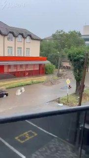 Настоящая жесть творится с погодой в Нальчике: машины буквально уходят под воду по самую крышу, а улицы превратились в речки