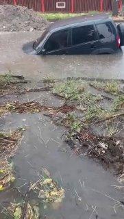 Настоящая жесть творится с погодой в Нальчике: машины буквально уходят под воду по самую крышу, а улицы превратились в речки