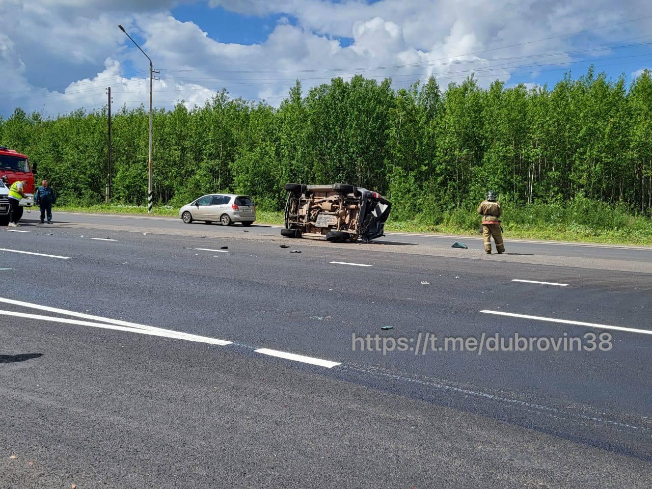 Пассажирский автобус врезался в УАЗ и вылетел с трассы